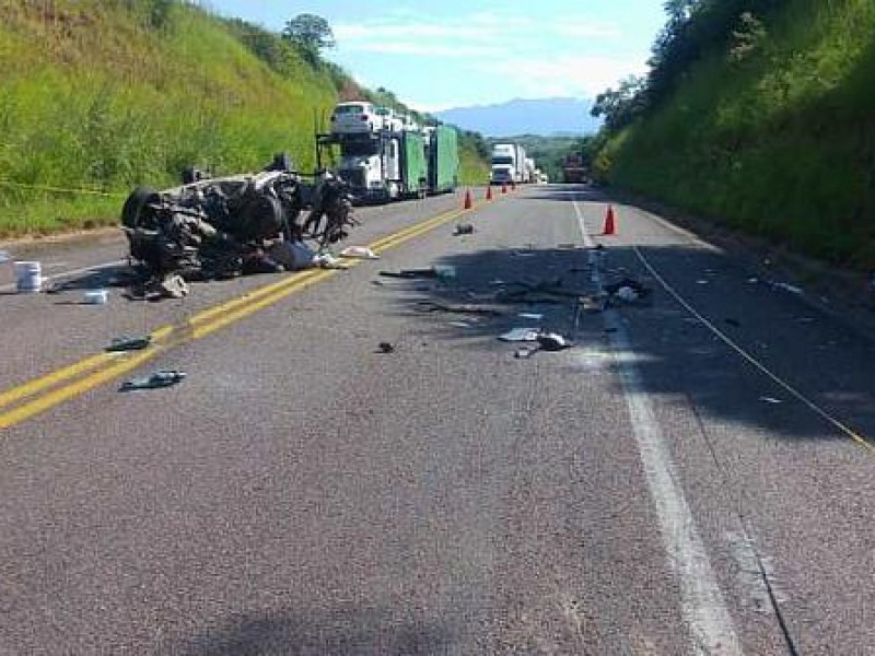 Tres muertos tras volcadura en autopista Tepic VillaUnión