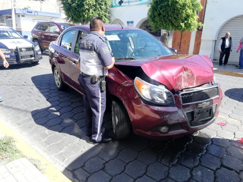 Tres pasajeros resultaron lesionados en choque de colectiva