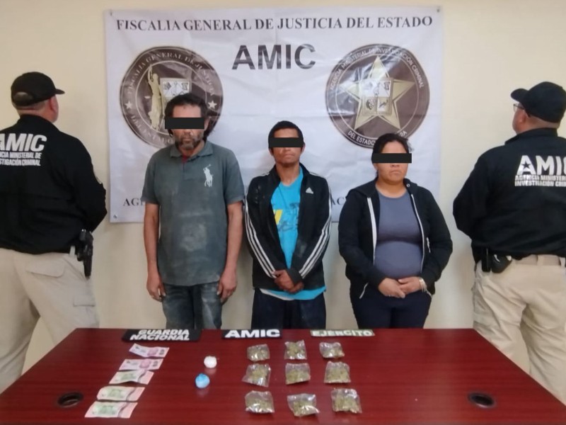 Tres personas y narcótico fue asegurado en cateo
