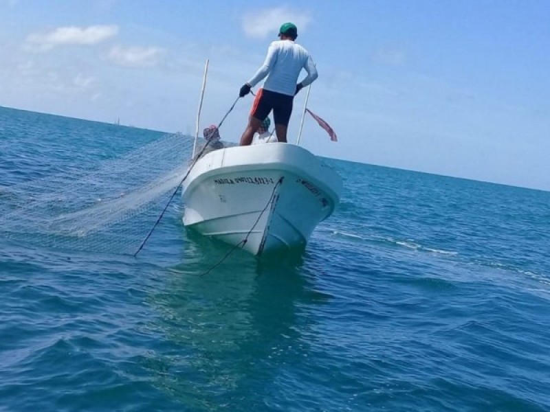 Tres pescadores de tiburón naufragan sobre las playas de Huatabampo