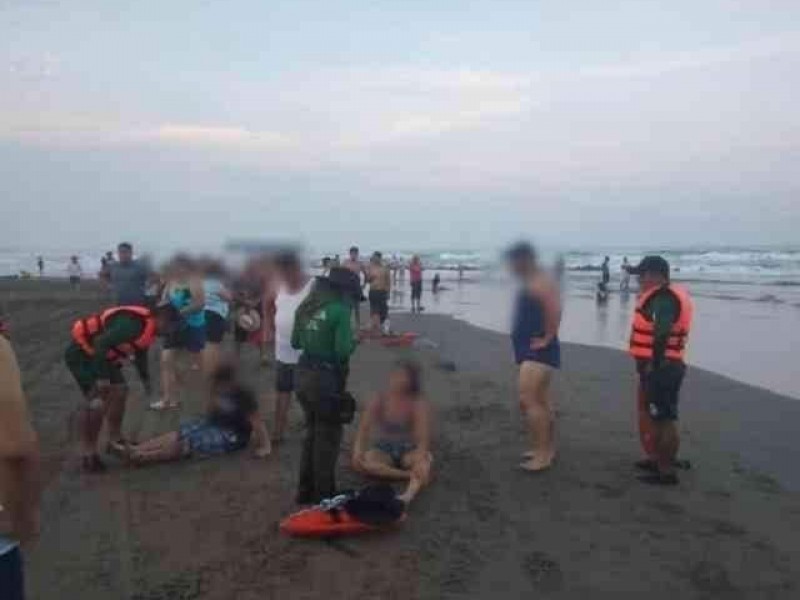 Tres turistas a punto de morir ahogados en Chachalacas