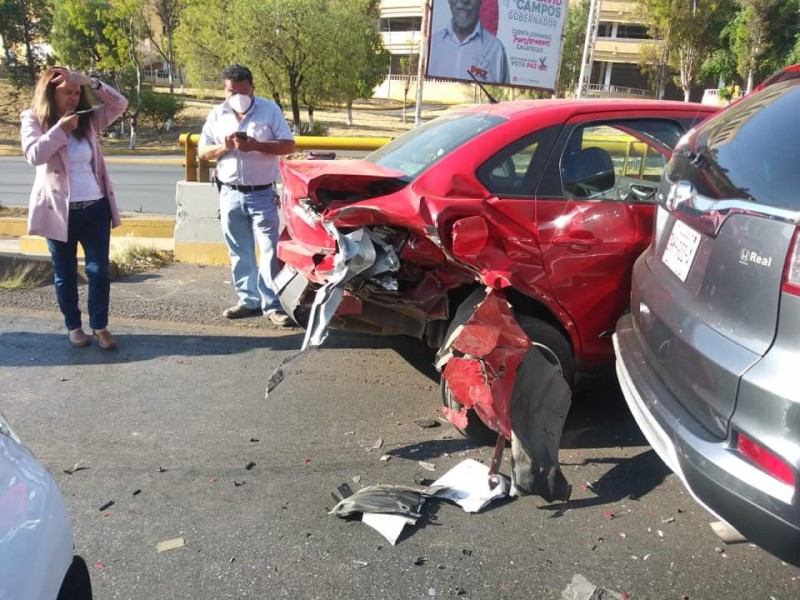 Tres unidades se vieron involucradas en accidente vehicular, sin lesionados