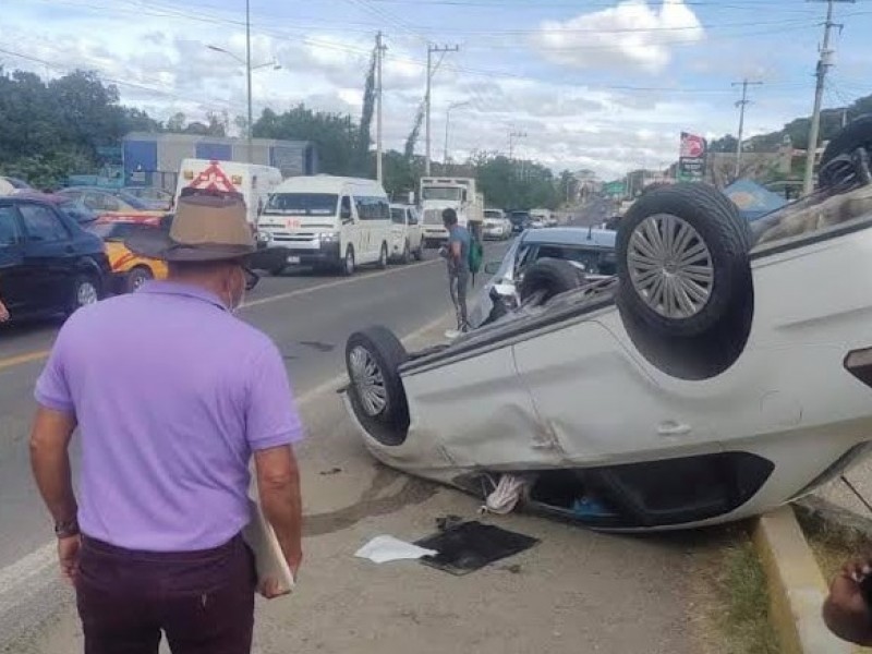 Tres vehículos chocan y uno termina volteado en Acatlán