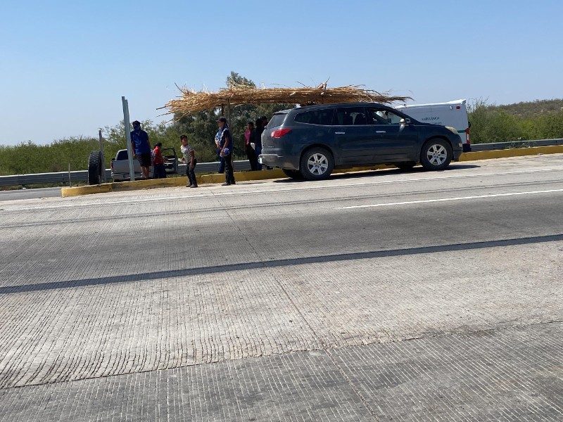 Tribu yaqui acecha la carretera federal, espera reunión con el gobernador