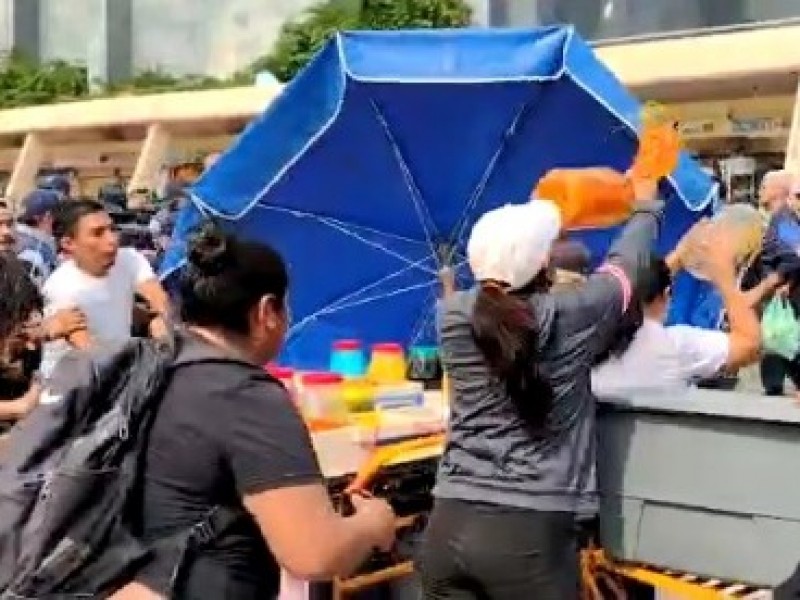 Trifulca en el malecón de Veracruz entre policías y ambulantes