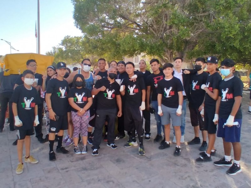 Trini Mendoza imparte clases de box en Guaymas