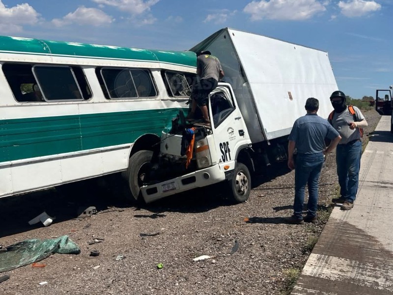 Triple choque termina en incendio; bomberos logran rescate