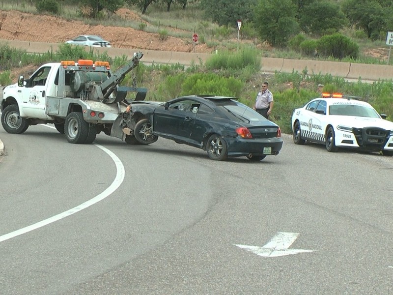 Tripulantes de auto lo dejan abandonado tras accidente