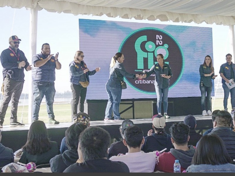 Tripulantes y voluntarios listos para el Festival Internacional del Globo