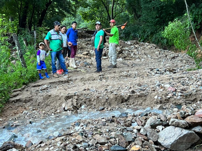 Tromba azota la sierra de Tecpan e incomunica varios poblados