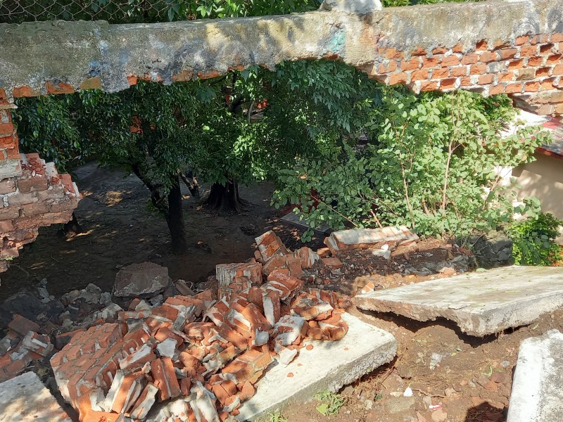 Tromba en Morelia derriba barda de primaria en Prados Verdes