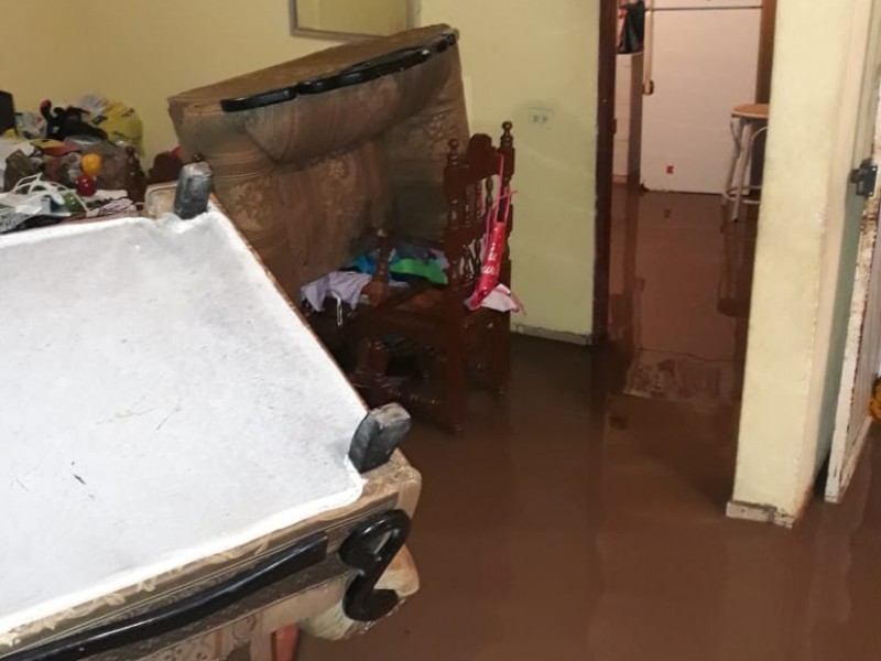 Tromba inunda 60 viviendas en Los Melones