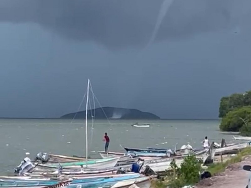 Tromba marina sorprende a habitantes de Paredones