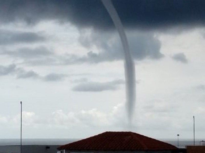 Tromba marina sorprende en Puerto Escondido