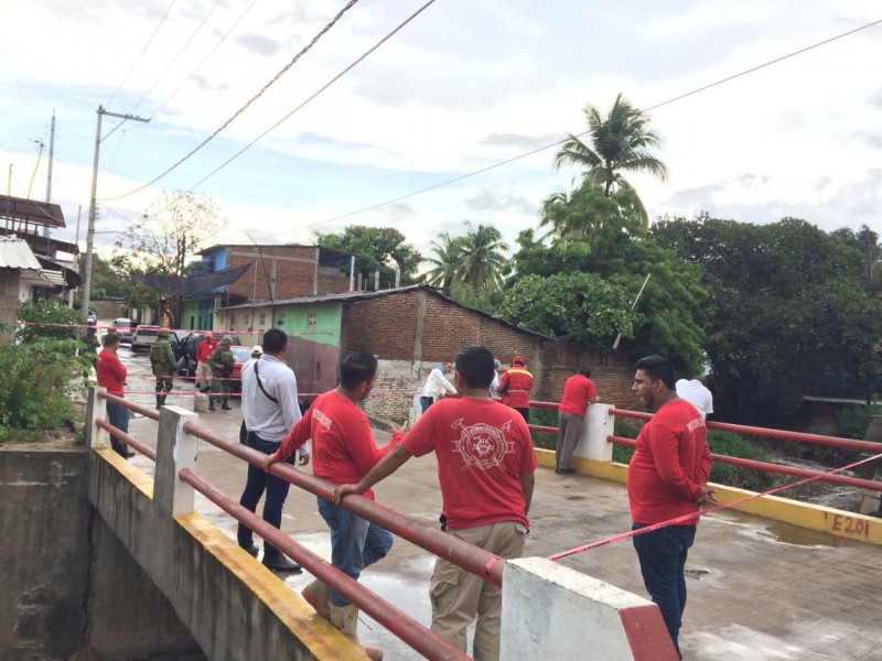 Tromba ocasiona socavón en puente vehicular de Petatlán