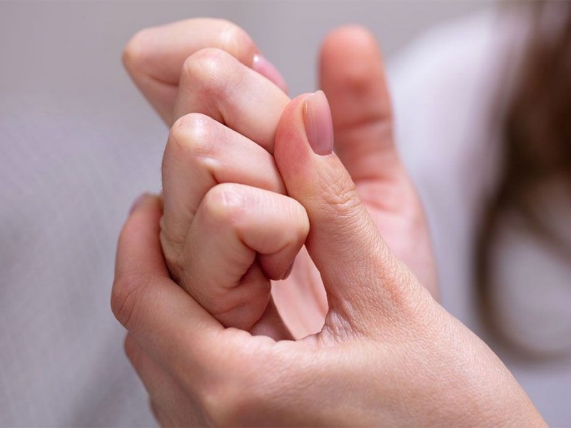 ¿Tronarse los dedos es malo para la salud?