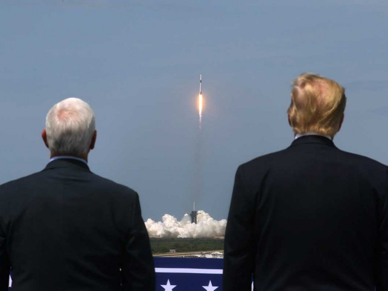 Trump atestigua despegue de SpaceX desde Centro Espacial Kennedy