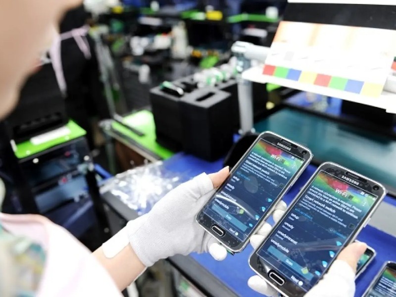 Trump extiende amenaza arancelaria a fabricantes  de celulares