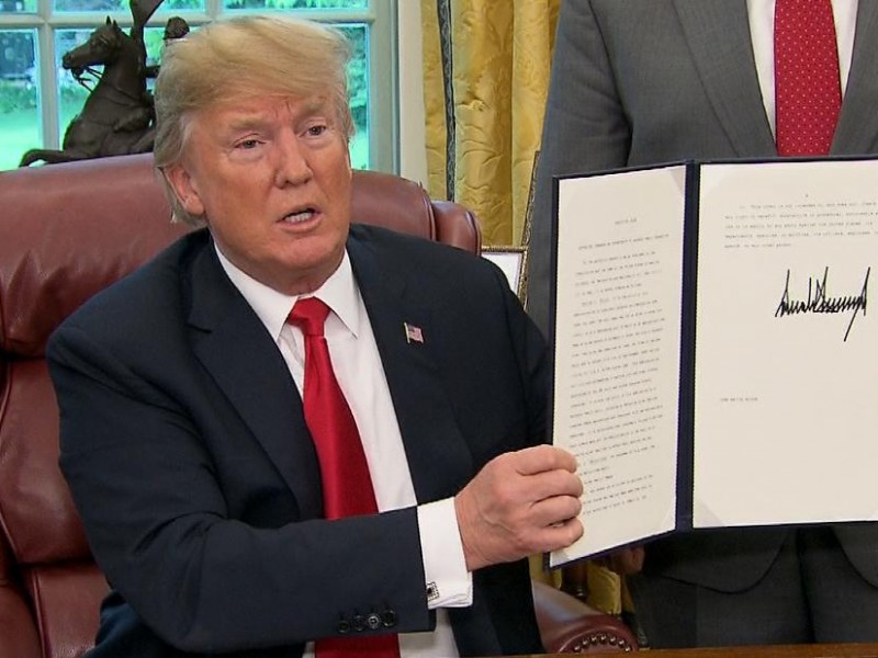 Trump firma decreto para mantener familias unidas