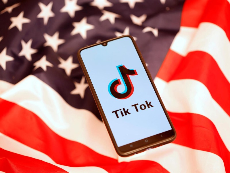 Trump firma orden que asegura el funcionamiento legal de TikTok en EU