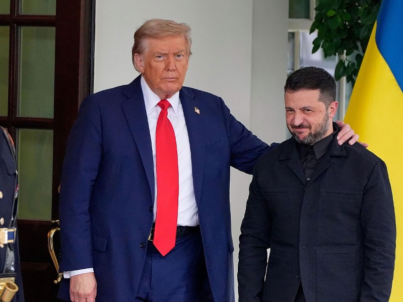 Trump interrumpe reunión con Zelenski para contactar a Putin