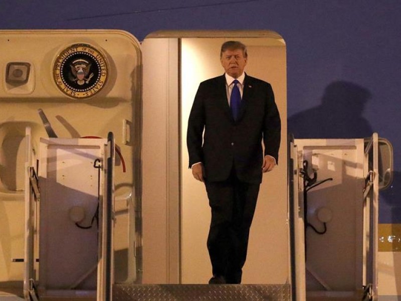 Trump llega a Hanoi para cumbre con Kim