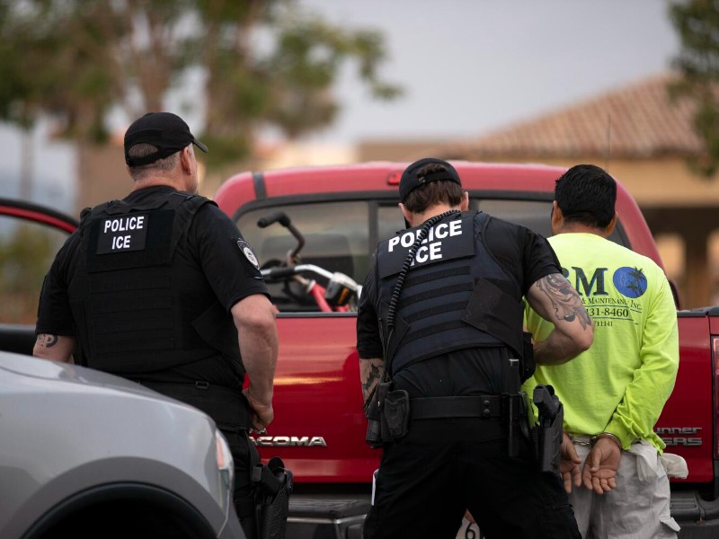 Trump llena cárceles locales con migrantes detenidos por ICE