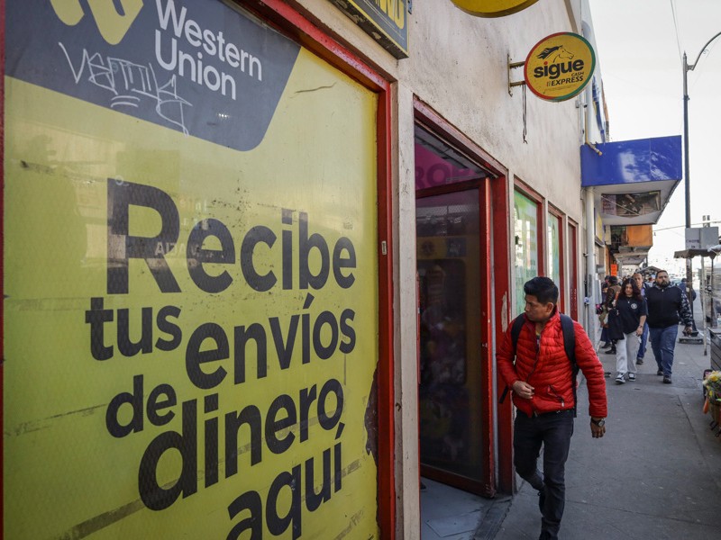 Impuesto a remesas angustia a 40 millones de migrantes