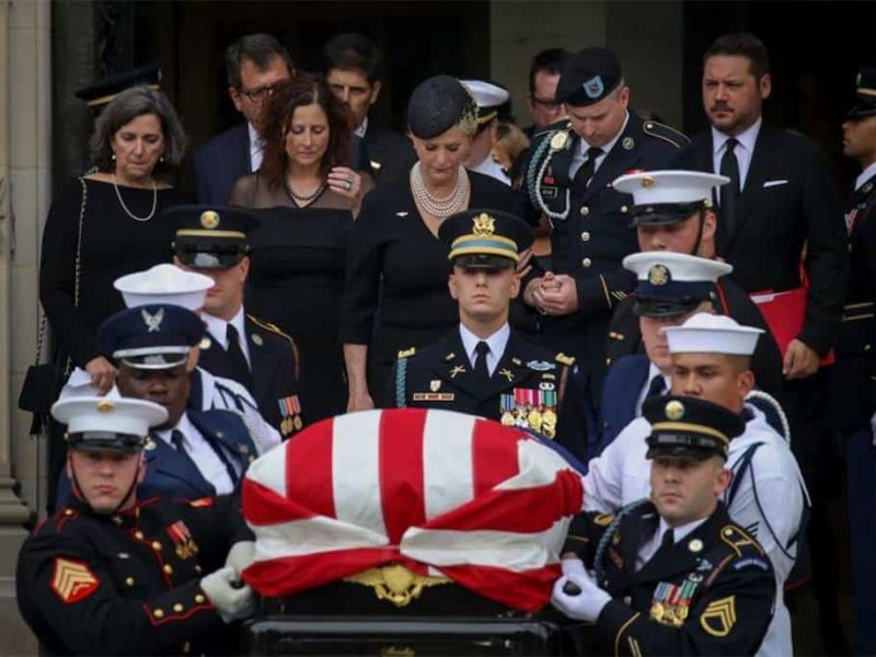 Trump recibe críticas durante funerales de McCain