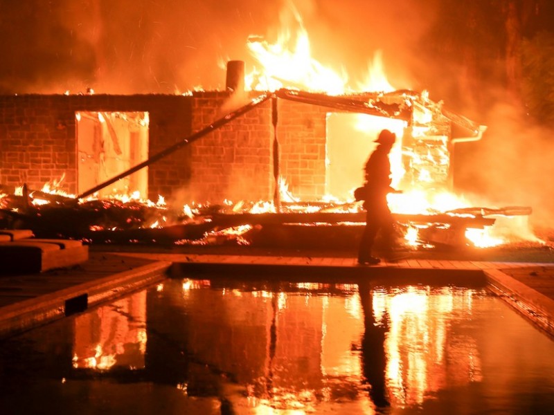 Trump visita zona devastada por incendios en California