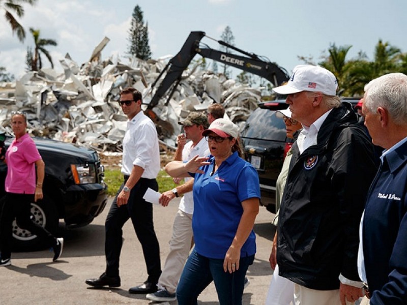 Trump visita zonas afectadas en Florida