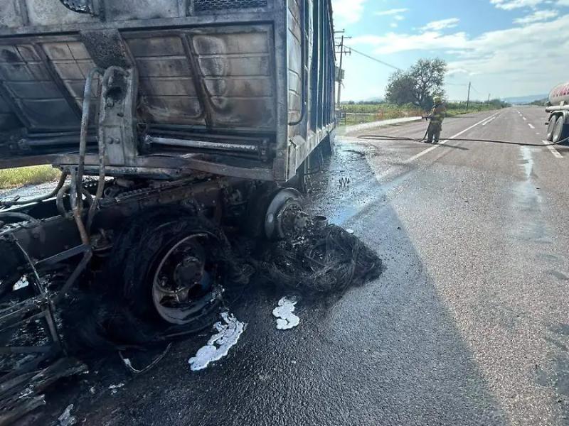 Tráiler cargado se incendia sobre cables de alta tensión en Lerdo