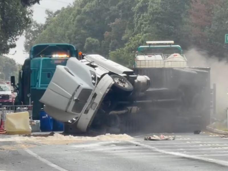 Tráiler con 10 mil litros de ácido muriático vuelca en la México-Cuernavaca