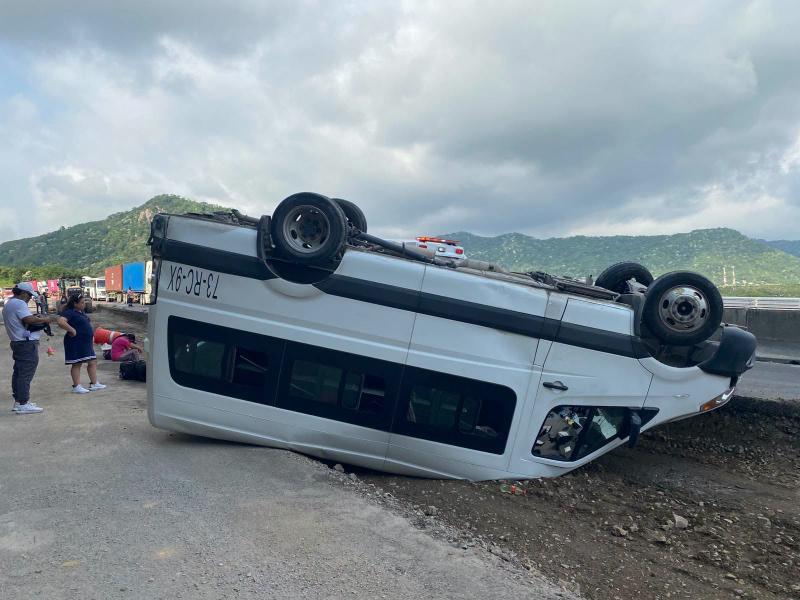 Tráiler embiste camioneta de pasajeros en la autopista; al menos siete lesionados