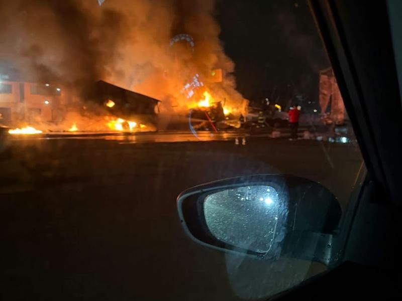 Tráiler se impacta contra bloque de manifestantes en la autopista Toluca-México
