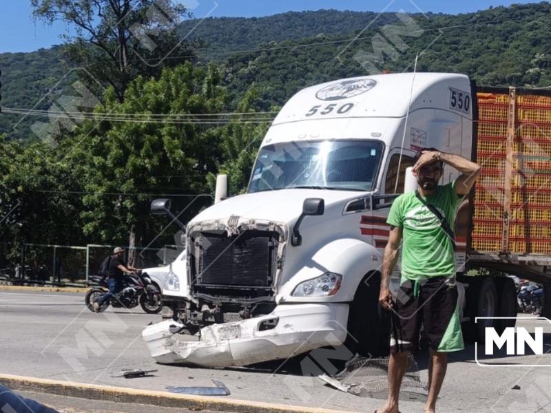 Tráiler y Urvan chocan en Zihuatanejo; mujer y menor lesionadas