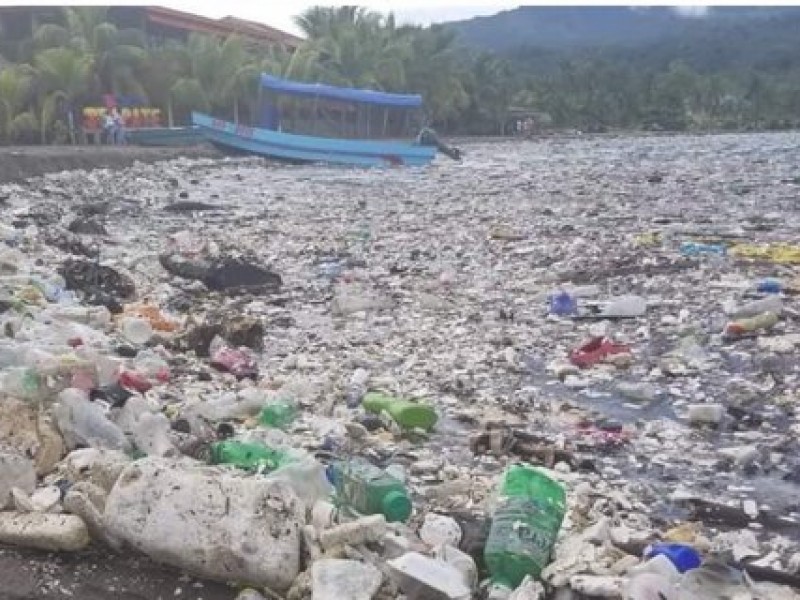 Tsunami' de basura inunda las playas de Honduras