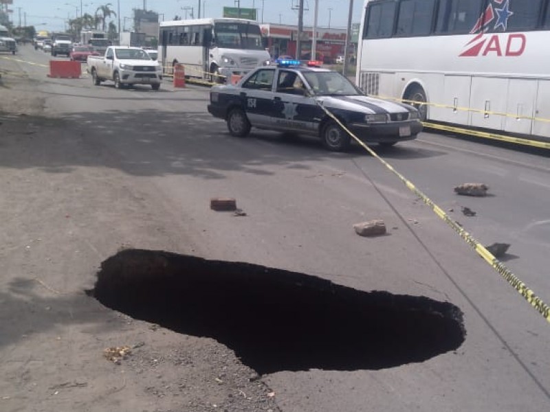 Tubería con 40 años colapsa en el Colosio