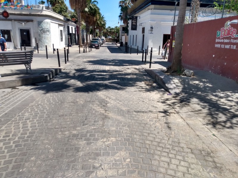 Tubería de mala calidad ocasiona fugas constantes en calle Hidalgo