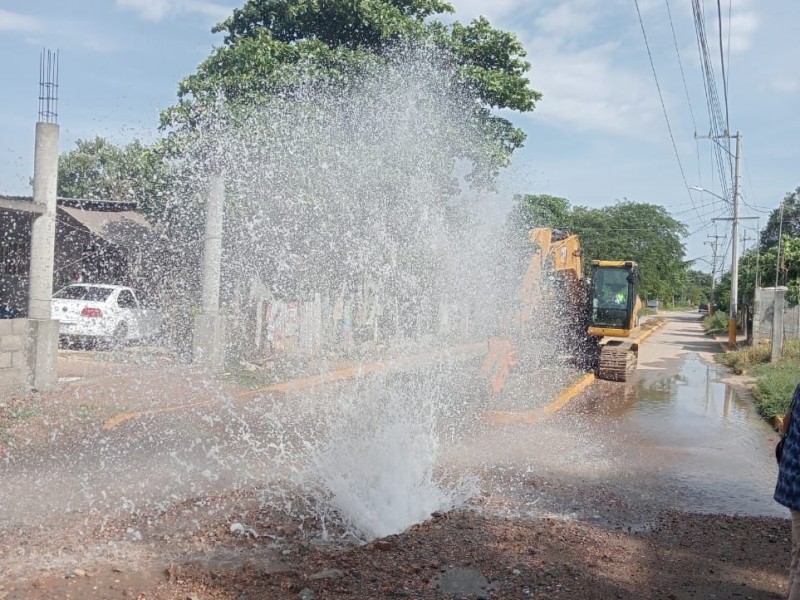 Compañía constructora rompe tubería principal de agua potable en Tehuantepec