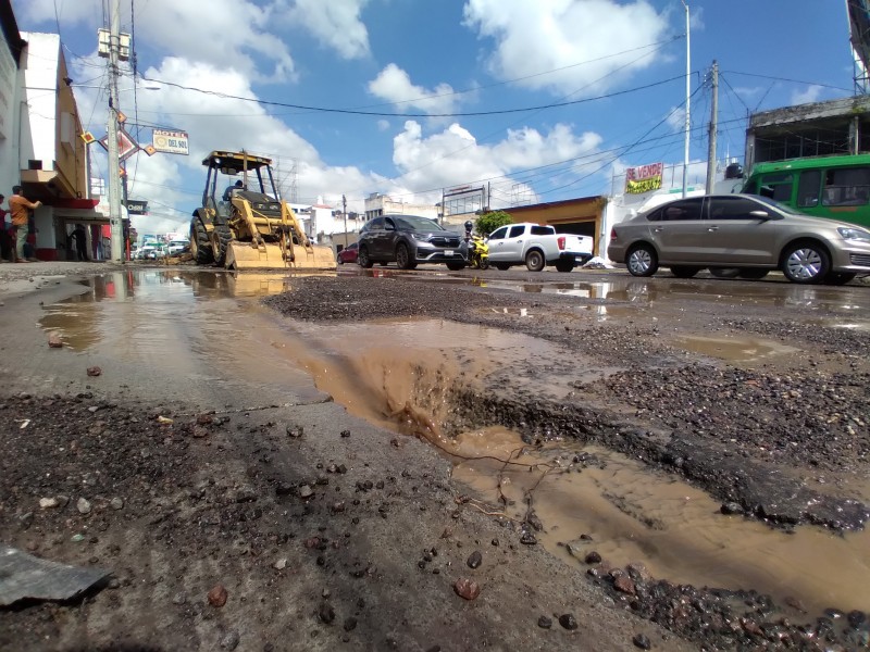 Tubería vieja, la causa de fugas en Av. Insurgentes