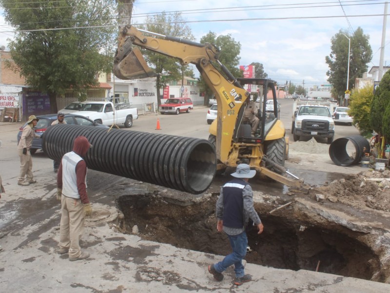 Tubería vieja y lluvias generan socavón en Durango