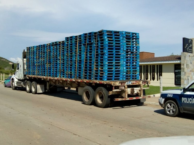 Tumba trailer la otra pluma, fue arrestado