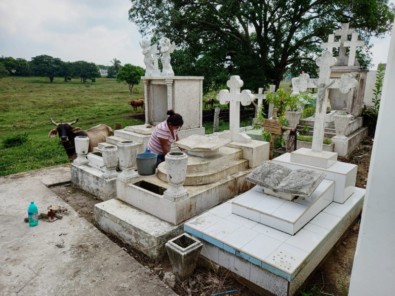 Tumbas olvidadas en panteón de Santiago de la Peña