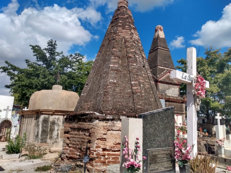 Tumbas que cuentan historias de la Villa de Sinaloa