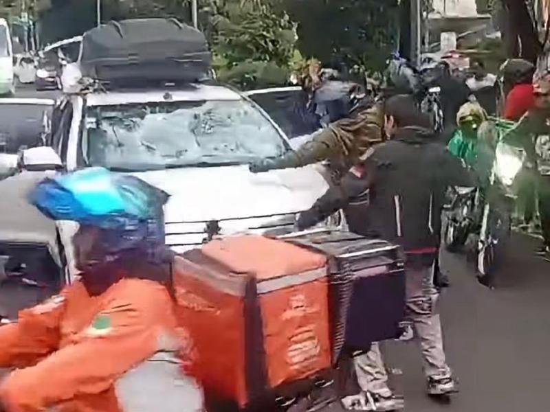 Turba de motociclistas ataca a conductor en Coapa