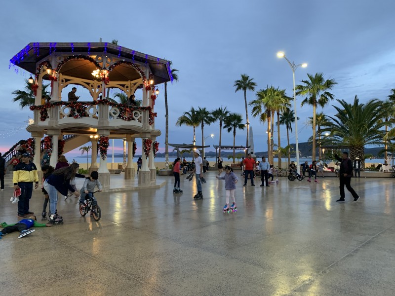 Turismo abarrota el Kiosko del malecón