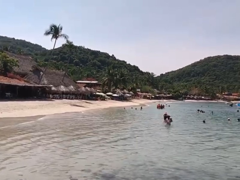 Turismo no consume en playa Las Gatas, ingresan con alimentos