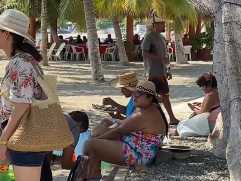 Turismo que no consume en restaurantes, llegó a Zihuatanejo