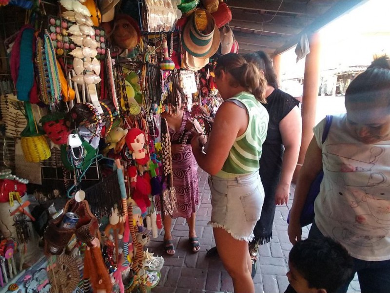 Turismo regatea los precios, lamentan comerciantes de artesanías